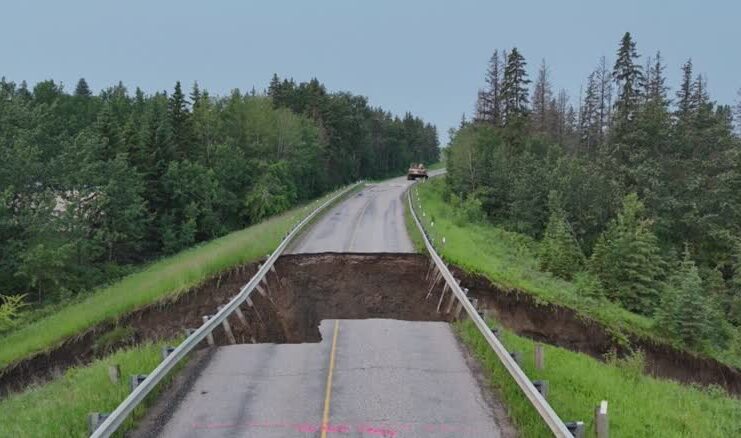 Strathcona County 道路被洪水沖毀的航拍畫面
