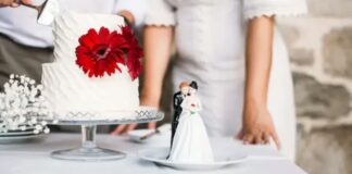 一對新人在小型婚禮場合合照。