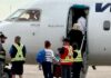 Medicine Hat Regional Airport 旅客在機場外等候接載。