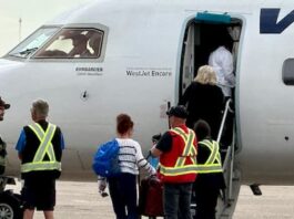 Medicine Hat Regional Airport 旅客在機場外等候接載。