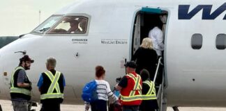 Medicine Hat Regional Airport 旅客在機場外等候接載。