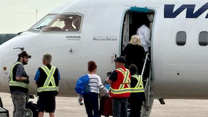 westj-featured Medicine Hat Regional Airport 旅客在機場外等候接載。