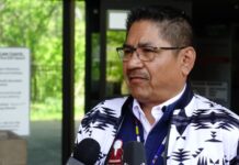 Sturgeon Lake Cree Nation 酋長 Sheldon Sunshine 在法庭外接受傳媒訪問。