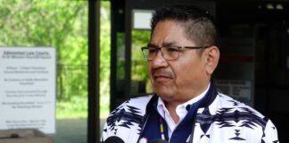 Sturgeon Lake Cree Nation 酋長 Sheldon Sunshine 在法庭外接受傳媒訪問。