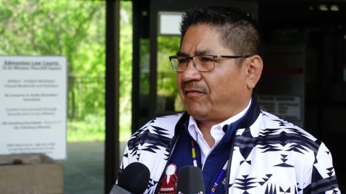 Sturgeon Lake Cree Nation 酋長 Sheldon Sunshine 在法庭外接受傳媒訪問。