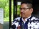 Sturgeon Lake Cree Nation 酋長 Sheldon Sunshine 在法庭外接受傳媒訪問。
