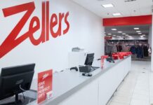 Zellers 店內貨架與收銀區陳列玩具及零食商品