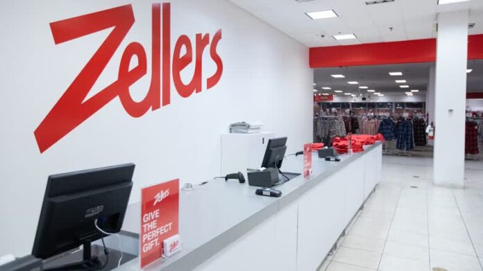Zellers 店內貨架與收銀區陳列玩具及零食商品