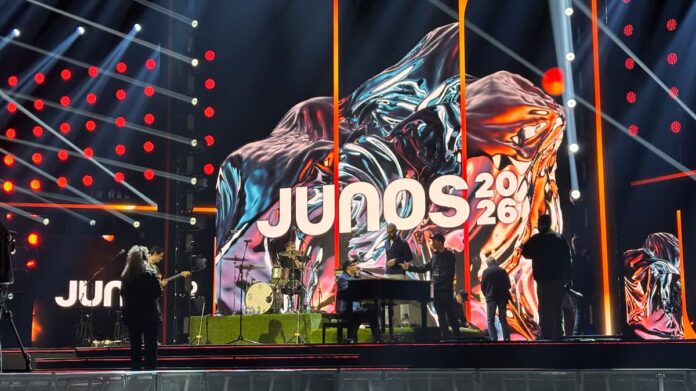 Arkells 與 Grouplove 在 Hamilton 的 Juno Awards 舞台演出。