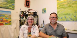 Regina 藝術家 Heather Cline 與 David Stanchuk 在工作室合照。