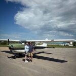 Heather Cline 與 David Stanchuk 站在 Cessna Skyhawk 小型飛機旁。