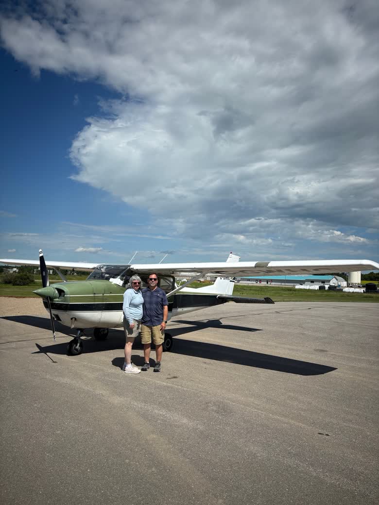 Heather Cline 與 David Stanchuk 站在 Cessna Skyhawk 小型飛機旁。
