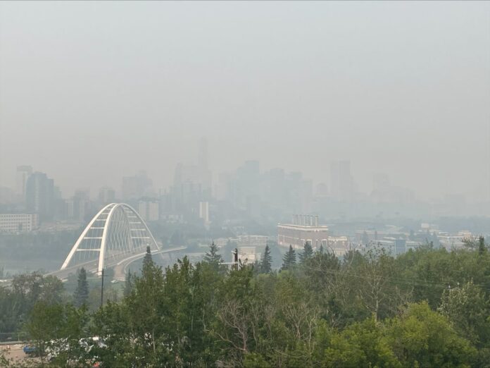煙霧籠罩下的愛民頓市區景象