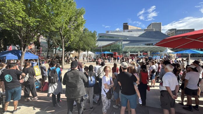 愛民頓國際街頭藝人節在 Churchill Square 開幕