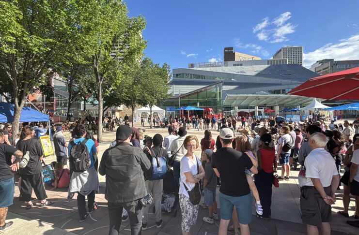 愛民頓國際街頭藝人節在 Churchill Square 開幕