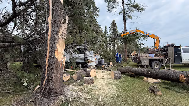 亞省Clearwater County遭龍捲風吹襲 多幢房屋建築受損暫未報傷亡 Clearwater County 龍捲風後現場災損