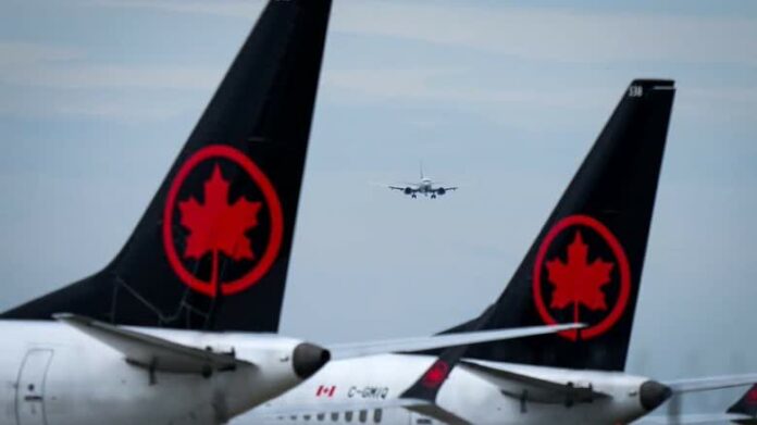 停泊中的Air Canada客機，配合航空業勞資協議消息。