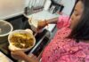 主辦人 Adeola Afolayan 在家中準備 Moose Jaw 首屆 Afro-Caribbean 節慶食品。