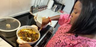 主辦人 Adeola Afolayan 在家中準備 Moose Jaw 首屆 Afro-Caribbean 節慶食品。