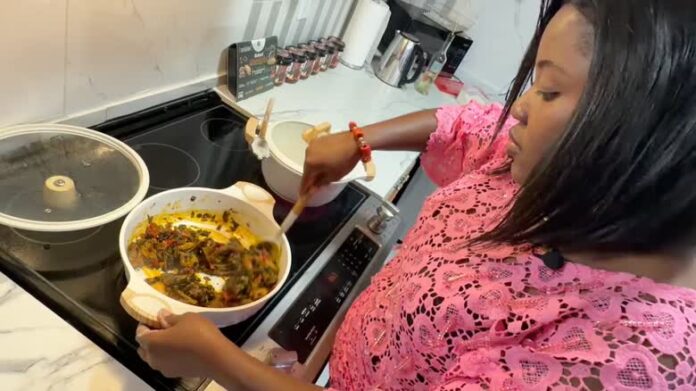 afro-featured 主辦人 Adeola Afolayan 在家中準備 Moose Jaw 首屆 Afro-Caribbean 節慶食品。