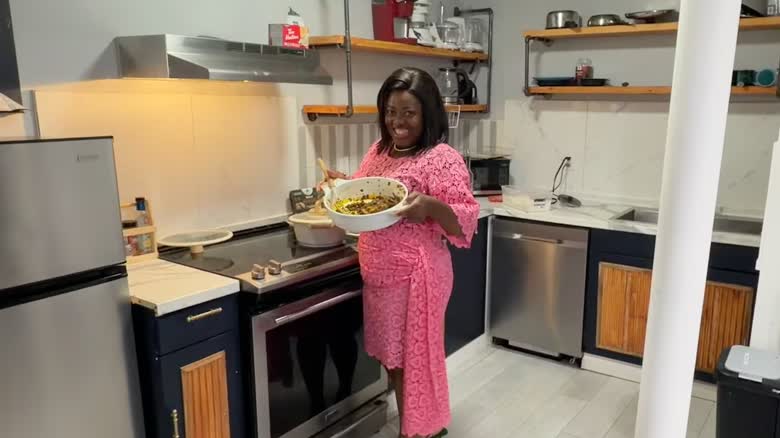 Adeola Afolayan 展示傳統尼日利亞菜 Efo Riro。