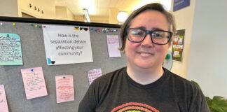 Drumheller 居民 Natalie Lum 在 CBC 社區活動現場談及亞省分離議題。