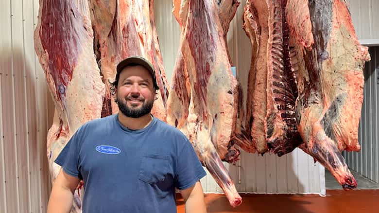 安省 Henderson's Meats and Abattoir 業主講述申請聯邦牌照，配合牛肉加工與跨省銷售報道。