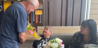 Brenda Smith 在退休派對上收下鮮花與祝福。