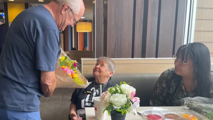 Brenda Smith 在退休派對上收下鮮花與祝福。