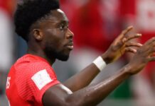 加拿大球員 Alphonso Davies 在加拿大對摩洛哥的 FIFA 世界盃賽事中作賽