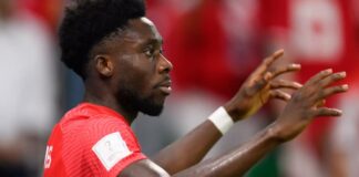 加拿大球員 Alphonso Davies 在加拿大對摩洛哥的 FIFA 世界盃賽事中作賽
