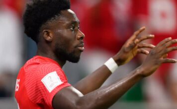 加拿大球員 Alphonso Davies 在加拿大對摩洛哥的 FIFA 世界盃賽事中作賽