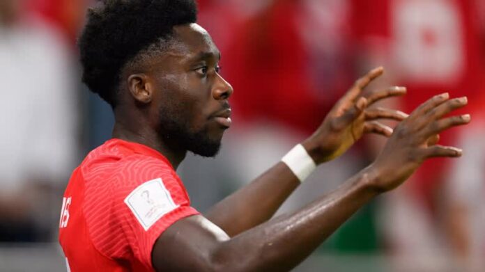 加拿大球員 Alphonso Davies 在加拿大對摩洛哥的 FIFA 世界盃賽事中作賽