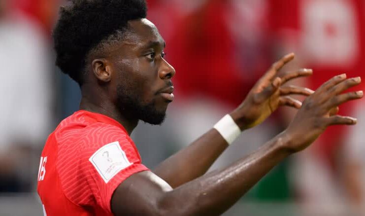 加拿大球員 Alphonso Davies 在加拿大對摩洛哥的 FIFA 世界盃賽事中作賽