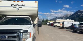 Canmore 的 Safe Park 計劃讓在當地工作者可在指定停車場過夜。