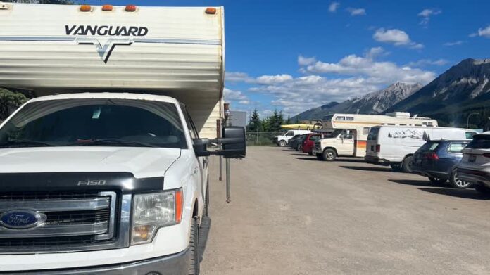 canmore-featured-1 Canmore 的 Safe Park 計劃讓在當地工作者可在指定停車場過夜。