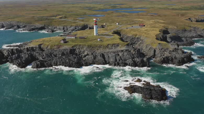 Cape Race 燈塔與 Newfoundland Avalon Peninsula 海岸景色。