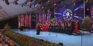 Lady Cove Women's Choir 在威爾斯國際合唱節舞台演出。