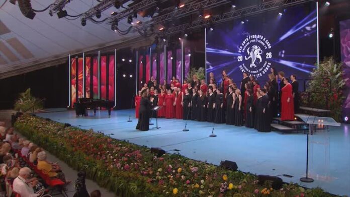 Lady Cove Women's Choir 在威爾斯國際合唱節舞台演出。