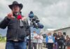 Corb Lund 在 Elections Alberta 辦公室外向傳媒發言，配合 Water Not Coal 請願被拒報道。