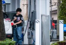 加拿大6月通脹放緩至2.8% 汽油按月跌一成但旅遊與機票成本仍升 加拿大加油站民眾為汽車加油。