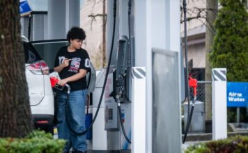 加拿大加油站民眾為汽車加油。