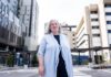 室內設計師 Mary Chernoff 與 Royal Columbian Hospital 的合照。