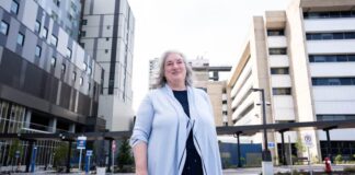 室內設計師 Mary Chernoff 與 Royal Columbian Hospital 的合照。