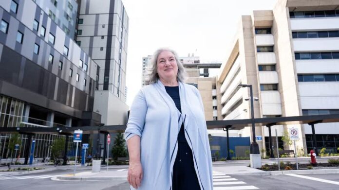 design-featured 室內設計師 Mary Chernoff 與 Royal Columbian Hospital 的合照。