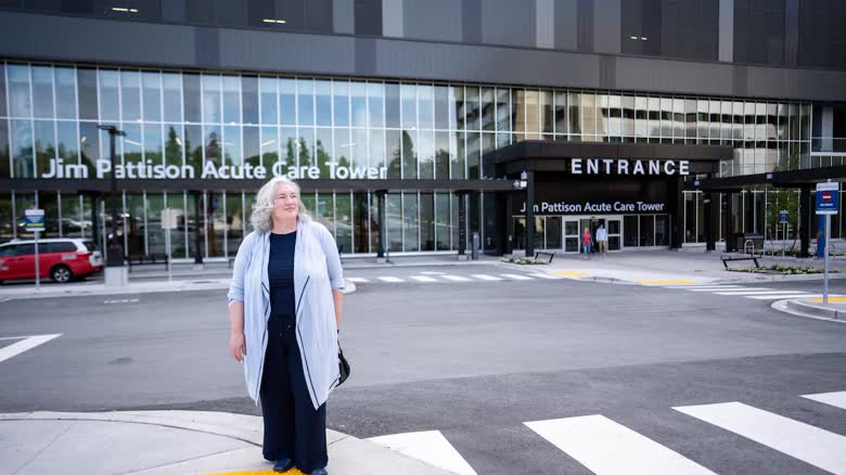 Mary Chernoff 站在 Royal Columbian Hospital 新醫療大樓前。