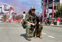 溫哥華警隊警員 Vanessa Holloway 與保安犬 Ryker 在世界盃球迷遊行期間執勤。