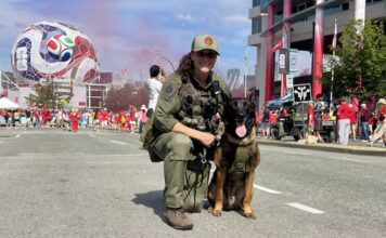 溫哥華警隊警員 Vanessa Holloway 與保安犬 Ryker 在世界盃球迷遊行期間執勤。