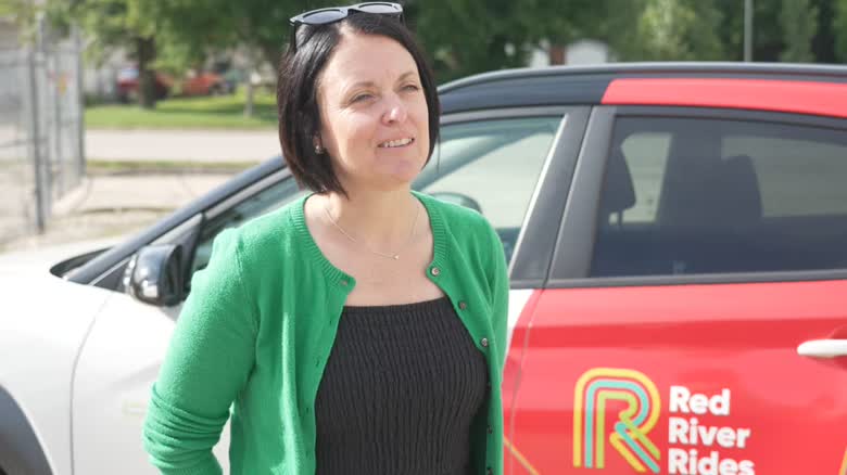 St-Pierre-Jolys 行政總監 Tina Bubenzer 談及電動共乘計劃。