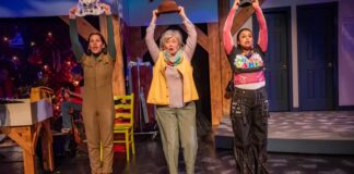 Frenchy’s: The Thrift Musical 演員在台上手持帽子演唱。